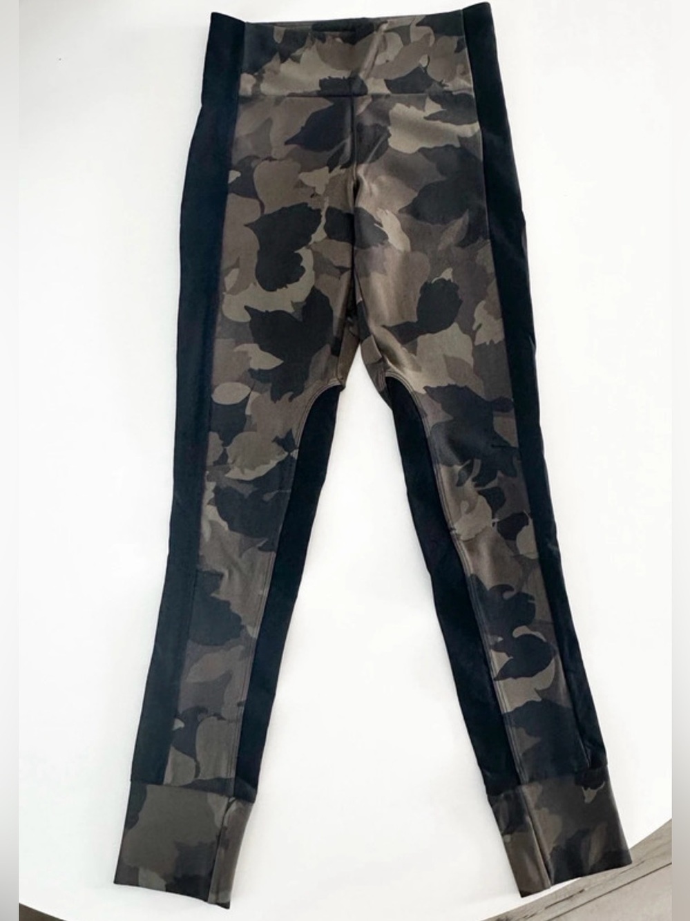 Women’s Athleta Essex Camo Hybrid Tight Leggings - Size XS